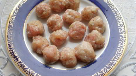 сырный суп с замороженными овощами, зеленью чеснока и фрикадельками