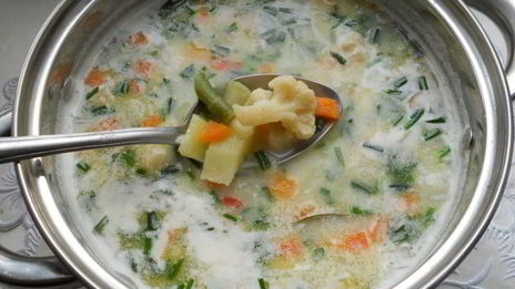 сырный суп с замороженными овощами, зеленью чеснока и фрикадельками