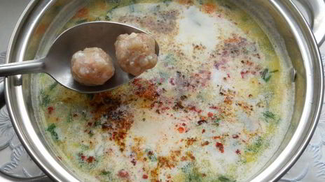 сырный суп с замороженными овощами, зеленью чеснока и фрикадельками