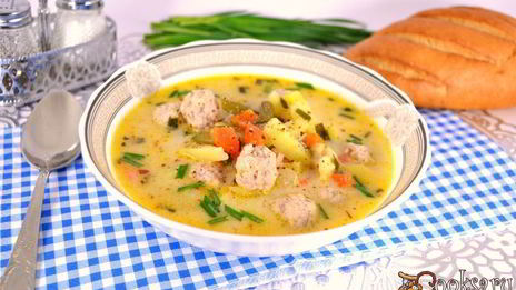 сырный суп с замороженными овощами, зеленью чеснока и фрикадельками