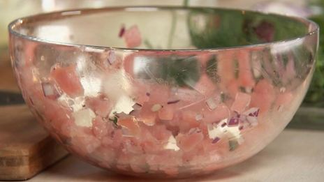 тартар из тунца и огуречный суп