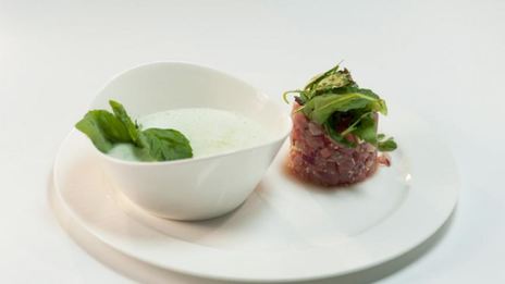 тартар из тунца и огуречный суп