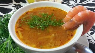 Томатно-фасолевый суп с креветками