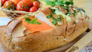 Томатный суп в хлебе Ежик