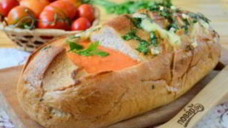 томатный суп в хлебе ежик