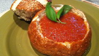 Томатный суп в хлебе