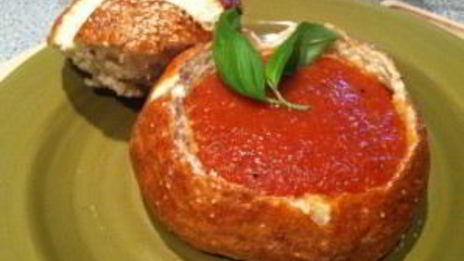 томатный суп в хлебе