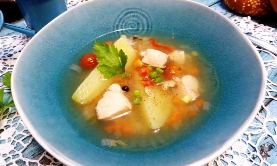 Рецепт ароматная уха с помидорами и лимоном