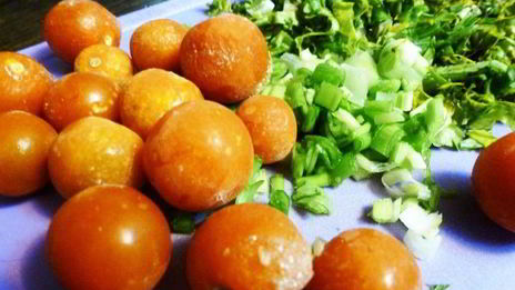 ароматная уха с помидорами и лимоном