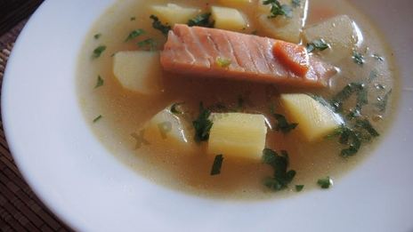 рыбный суп уха из красной рыбы