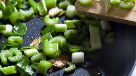 запеченный суп с фасолью и щавелем