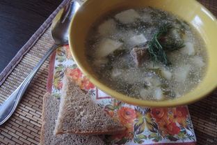 Зеленый суп с щавелем, яйцом и мясом