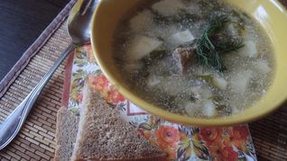 Зеленый суп с щавелем, яйцом и мясом