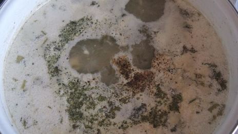 зеленый суп с щавелем, яйцом и мясом