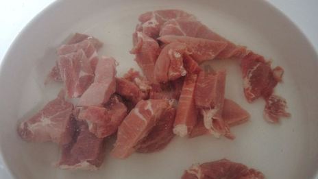 зеленый суп с щавелем, яйцом и мясом