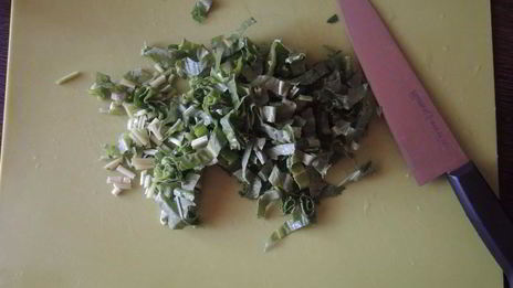 зеленый суп с щавелем, яйцом и мясом