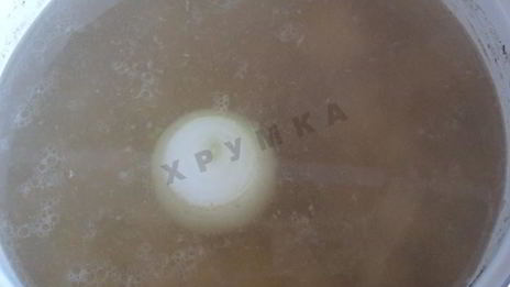 зеленый суп с щавелем, яйцом и мясом