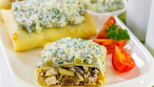 Блины, фаршированные куриным филе, грибами и сыром