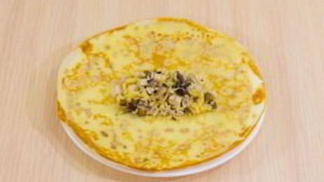 блины, фаршированные куриным филе, грибами и сыром