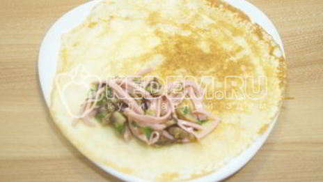 фаршированные блины с колбасой и грибами