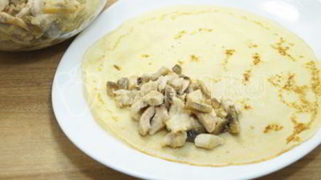фаршированные блины с курицей и грибами