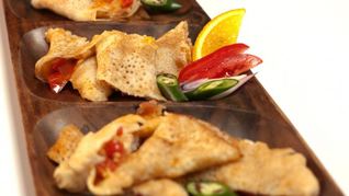 Кокосовые блинчики с острым манговым чатни