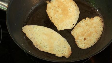 кокосовые блинчики с острым манговым чатни