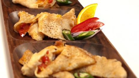 кокосовые блинчики с острым манговым чатни