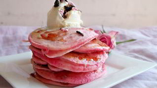 Оригинальные розовые блины с апельсиновым соусом