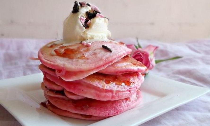 Рецепт оригинальные розовые блины с апельсиновым соусом