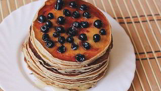 Панкейк с медом и черникой
