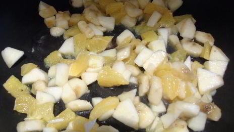 шоколадные блины с фруктово-карамельным соусом