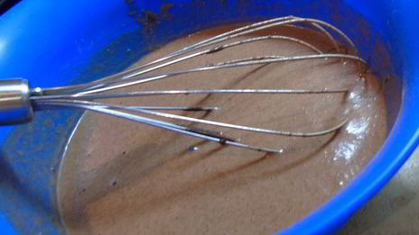 шоколадные блины с фруктово-карамельным соусом