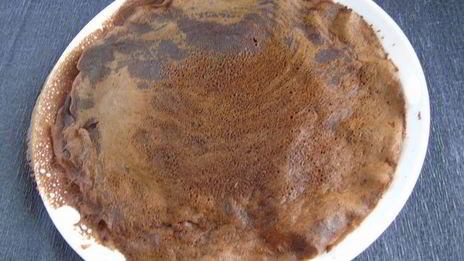 шоколадные блины с фруктово-карамельным соусом