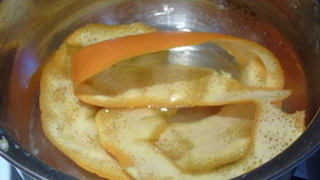 шоколадные блины с фруктово-карамельным соусом