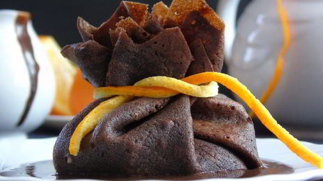 шоколадные блины с фруктово-карамельным соусом