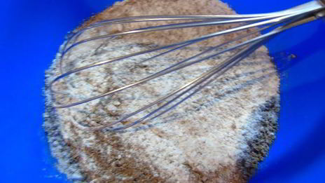 шоколадные блины с фруктово-карамельным соусом