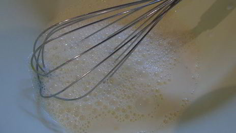 шоколадные блины с фруктово-карамельным соусом