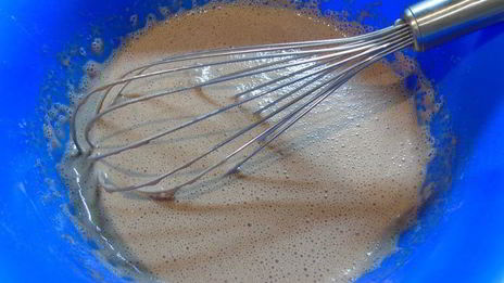 шоколадные блины с фруктово-карамельным соусом