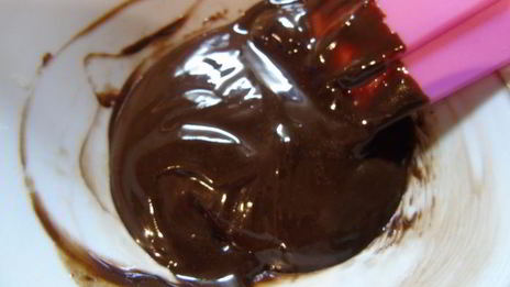 шоколадные блины с фруктово-карамельным соусом