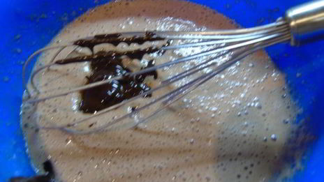 шоколадные блины с фруктово-карамельным соусом