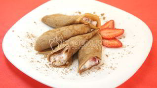 Шоколадные блины с творогом и клубникой