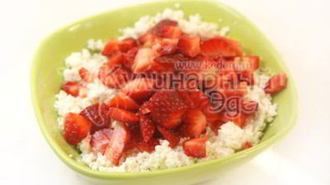 шоколадные блины с творогом и клубникой