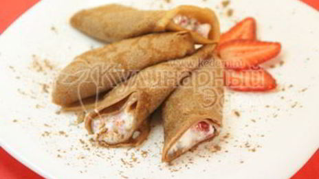 шоколадные блины с творогом и клубникой