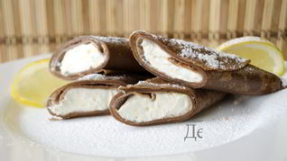 Шоколадные блины с творогом и персиками