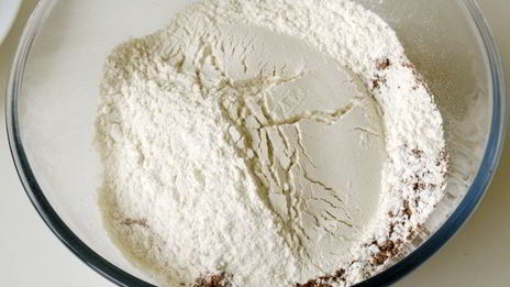 шоколадные блины с творогом и персиками