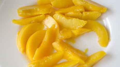 шоколадные блины с творогом и персиками