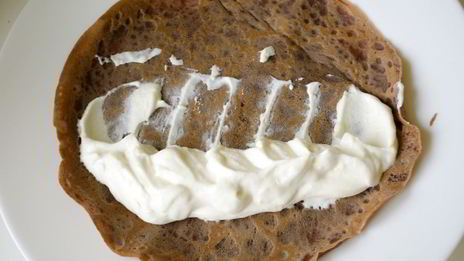 шоколадные блины с творогом и персиками