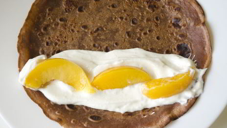 шоколадные блины с творогом и персиками