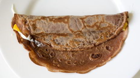 шоколадные блины с творогом и персиками